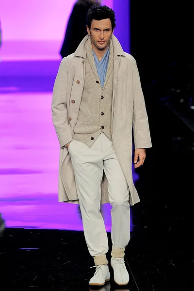 Look 16